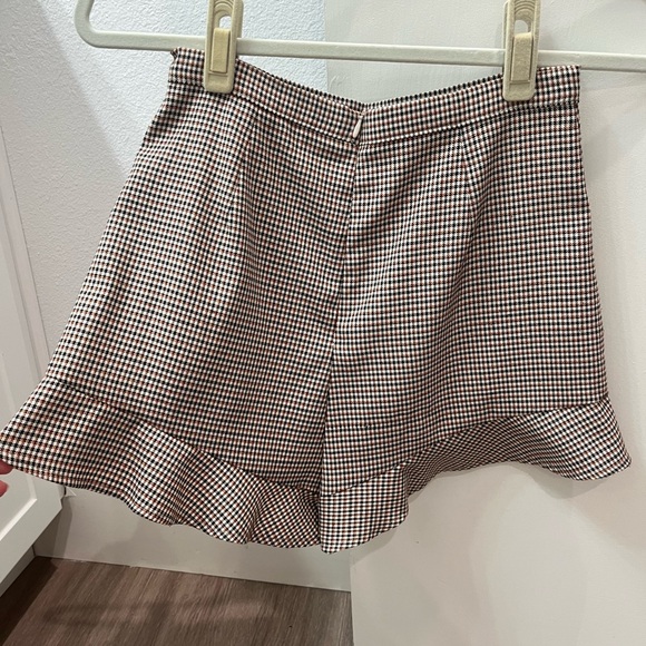Checkered Ruffle Hem Shorts - Picture 2 of 3